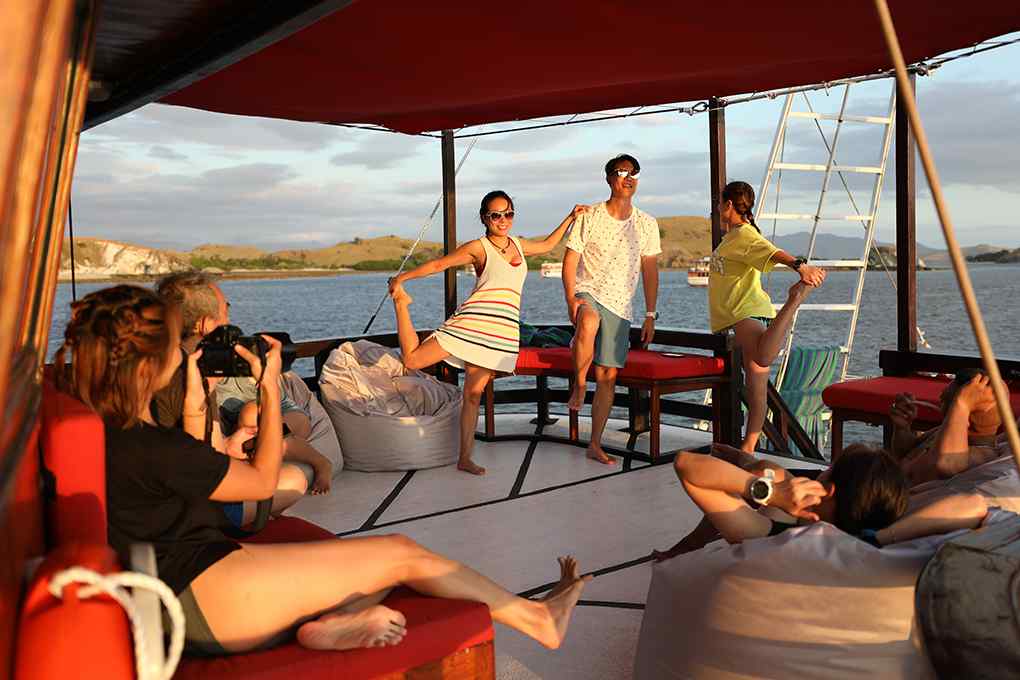Guests are strecthing before diving
