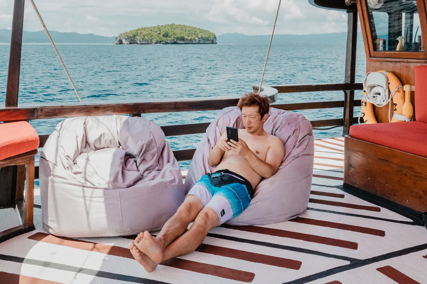 guest chilling onboard in between dives